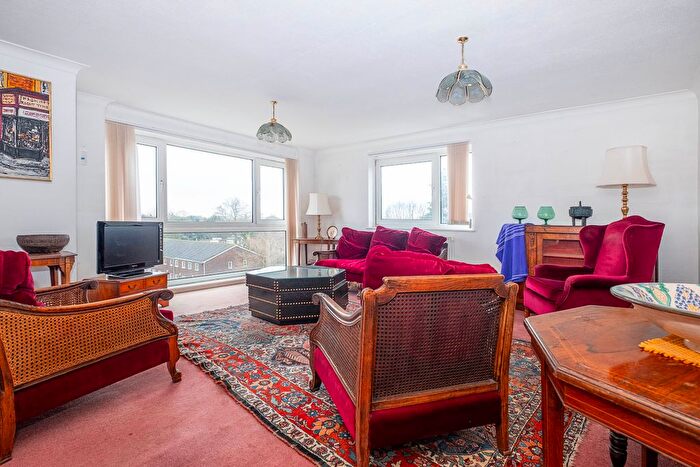 2 Bedroom Flat For Sale In Broom Park, Teddington, TW11 - Photo 7