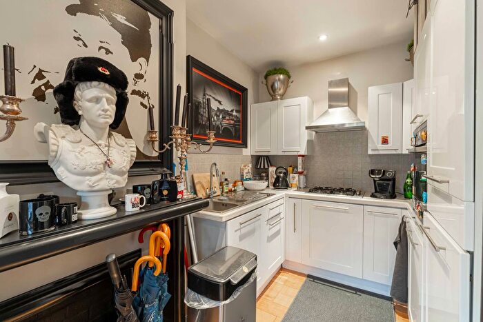1 Bedroom Flat To Rent In Kensington Court Mews, London, W8