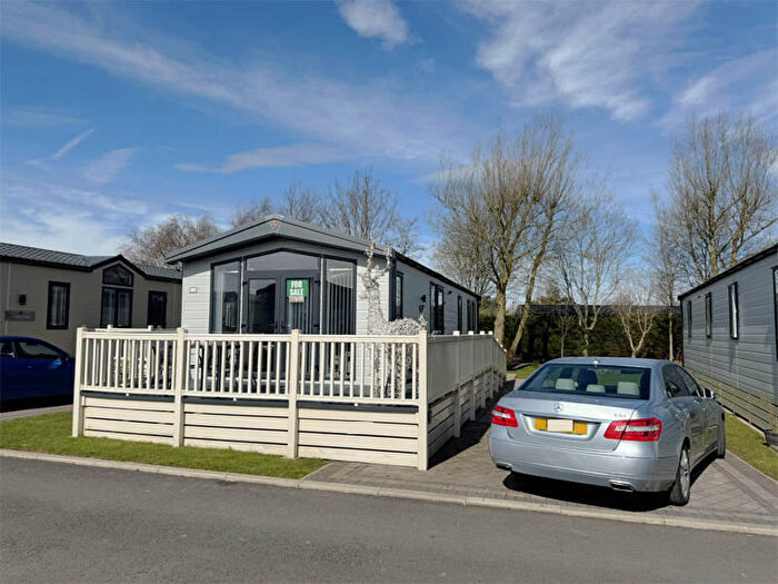 2 Bedroom Lodge For Sale In Highfield Fisheries Lodge Park - Ghants Lane -, FY6