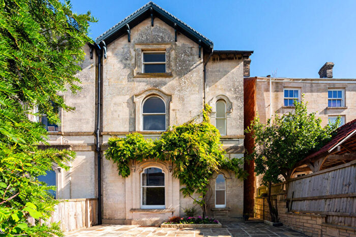 6 Bedroom Semi-Detached House For Sale In Cainscross Road, Stroud, GL5