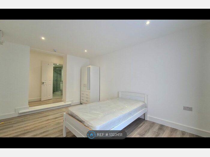 Studio To Rent In Cherry Orchard, Staines-Upon-Thames TW18