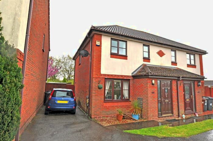 3 Bedroom Semi-Detached House To Rent In Melrose Close, Hailsham, BN27