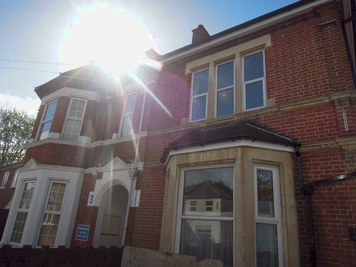 5 Bedroom Semi-Detached House To Rent In Alma Road, Southampton, Hampshire, SO14