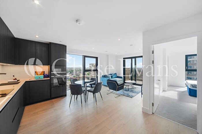 2 Bedroom Flat To Rent In Hawksbury Heights, Park &amp; Sayer, Elephant And Castle, SE17