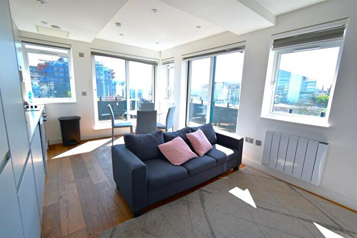 2 Bedroom House To Rent In Stoke Road, Slough, SL2