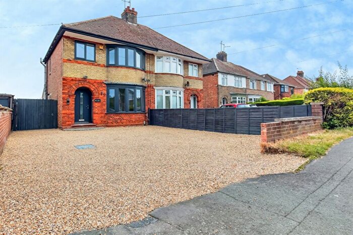 3 Bedroom Semi-Detached House For Sale In Newark Avenue, Peterborough, PE1