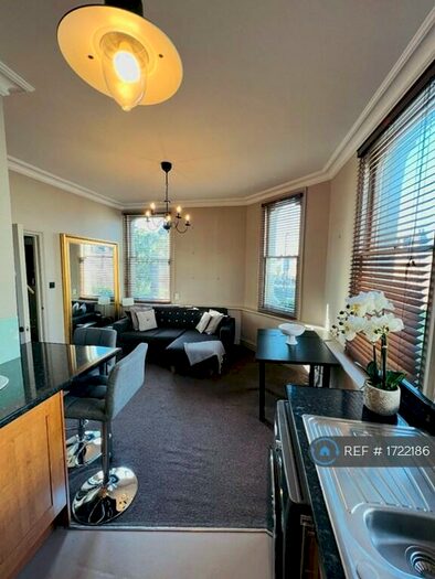 1 Bedroom Flat To Rent In Honeywell Road, London, SW11