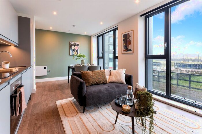 3 Bedroom Flat To Rent In Uncle Leeds, Whitehall, LS12