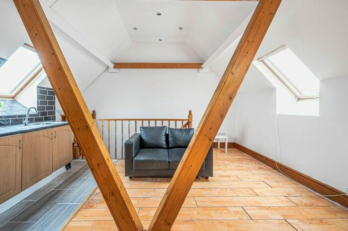 Studio To Rent In Golders Green Road, Golders Green, London, NW11