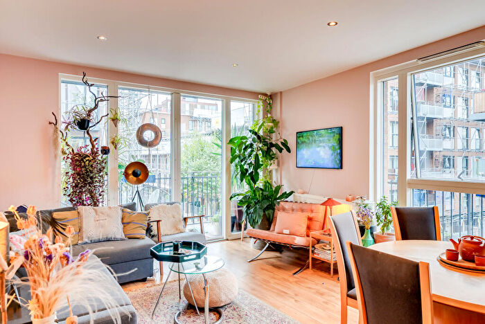 2 Bedroom Flat For Sale In Whiston Road, London, E2