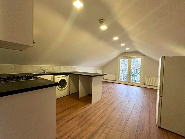 3 Bedroom Flat To Rent In Norbury Avenue, Thornton Heath, CR7