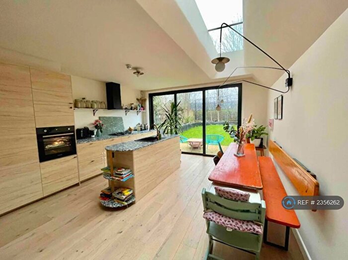 3 Bedroom End Of Terrace House To Rent In Ivorydown, Bromley, BR1