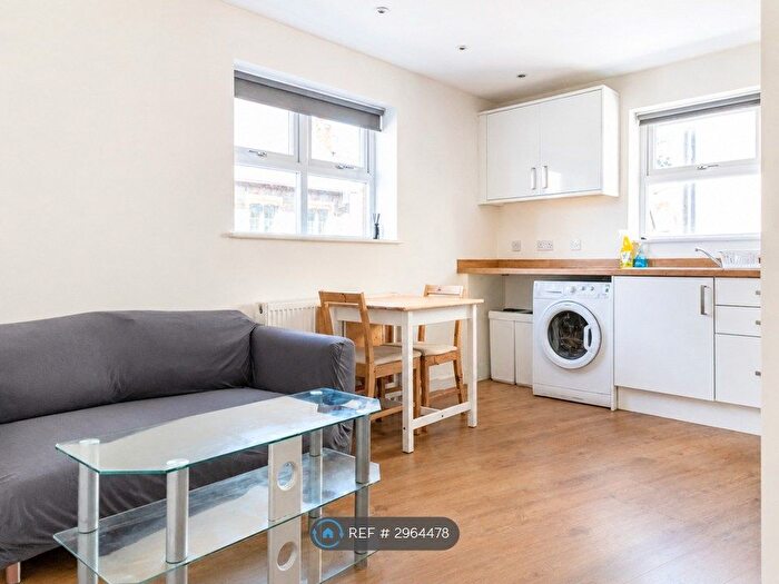 2 Bedroom Flat To Rent In North Road, Cardiff, CF14