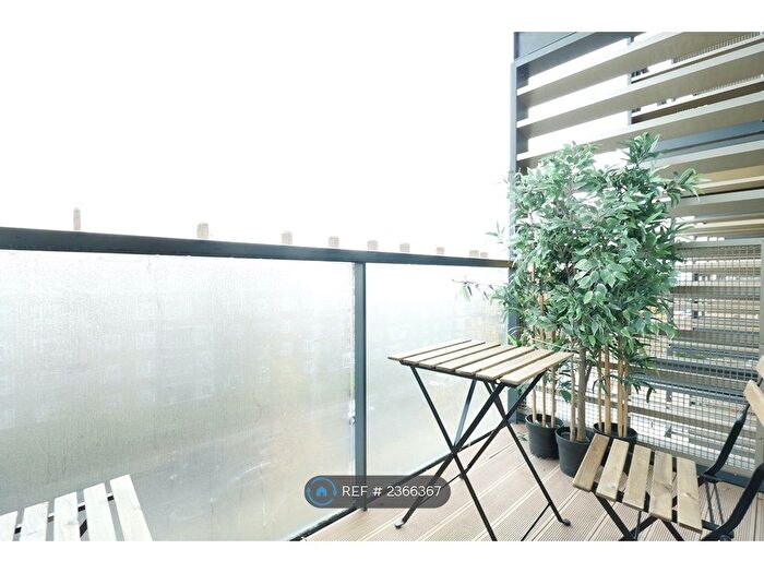 2 Bedroom Flat To Rent In Cranston Court, London, W12