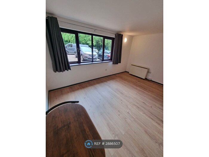 1 Bedroom Flat To Rent In Pyramid Close, Northampton, NN3