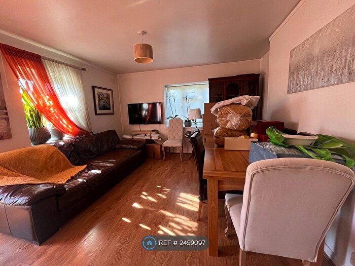 3 Bedroom Flat To Rent In Farndale Avenue, London, N13