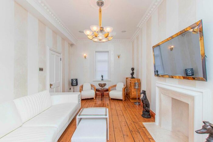 2 Bedroom Flat To Rent In Queens Gate, South Kensington, London, SW7