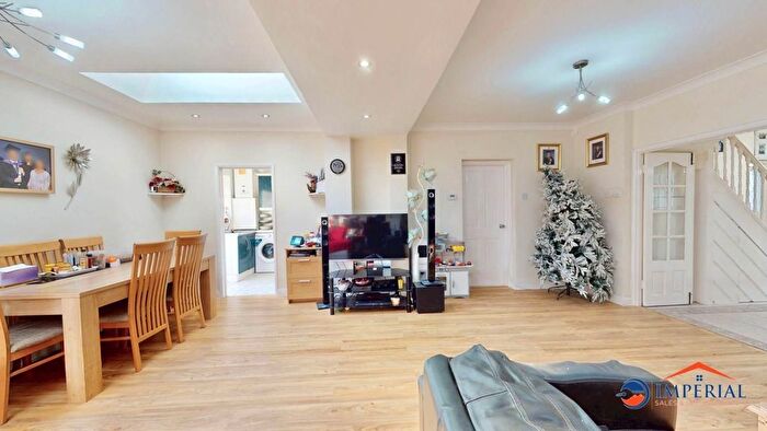 6 Bedroom Semi Detached House For Sale In Crosslands Avn, Southall, UB2