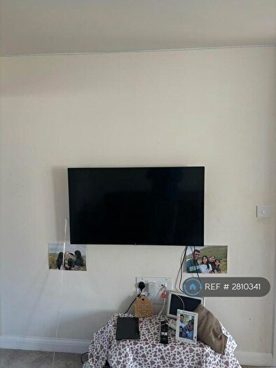 3 Bedroom Semi Detached House To Rent In Bradfield Gardens, Leeds, LS27