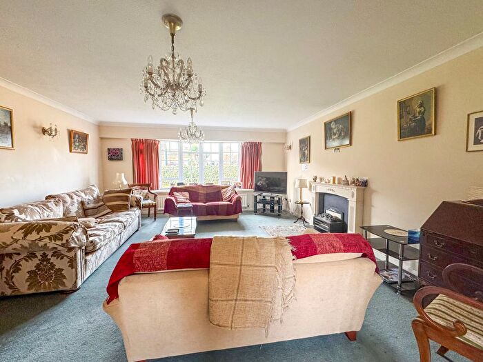 6 Bedroom Detached House For Sale In Folly Chase, Hockley, SS5