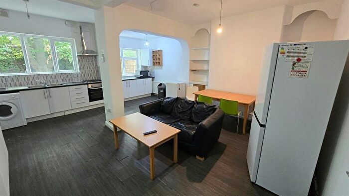 9 Bedroom Semi-Detached House To Rent In Park Range, Manchester, M14