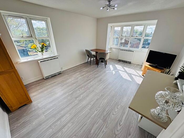 1 Bedroom Flat For Sale In Horse Shoe Crescent, Northolt, UB5