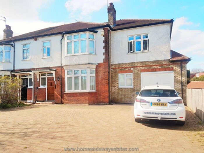 3 Bedroom Flat To Rent In Torrington Park, North Finchley, N12