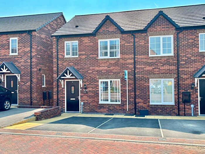 3 Bedroom Semi-Detached House For Sale In Batten Court, Pontefract, WF7
