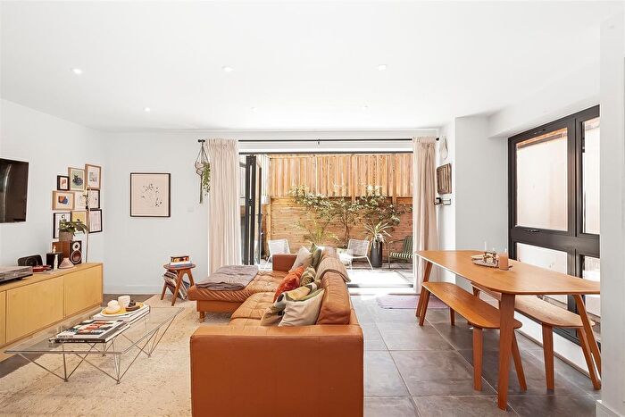 2 Bedroom Flat For Sale In Kinsale Road, London, SE15