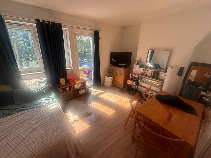 2 Bedroom Flat To Rent In Burbage Close, London, SE1