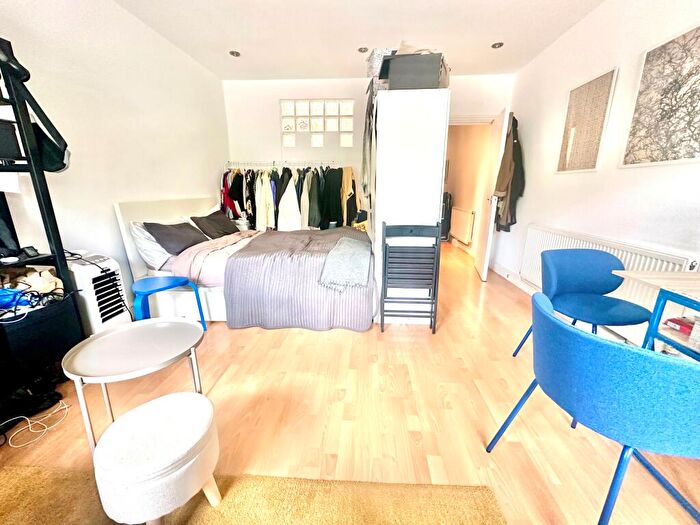 Flat To Rent In Rosebank Gardens North, Bow, E3