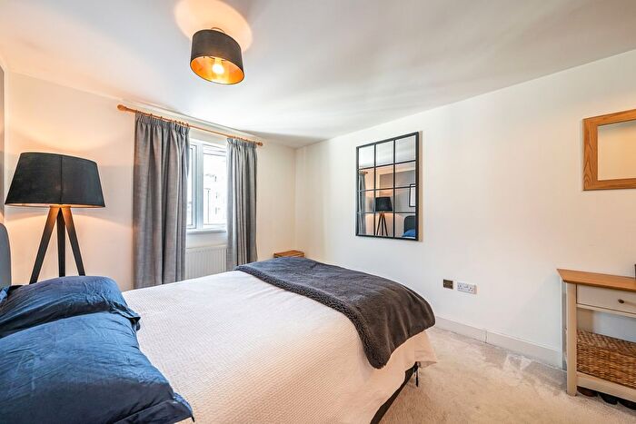 2 Bedroom Flat To Rent In Stane Grove, London, SW9