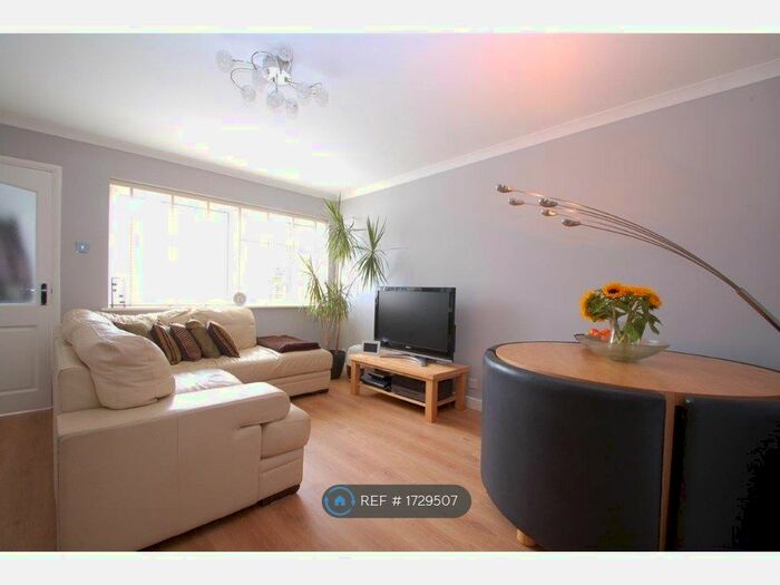 1 Bedroom Maisonette To Rent In Willowhayne Drive, Walton-On-Thames, KT12