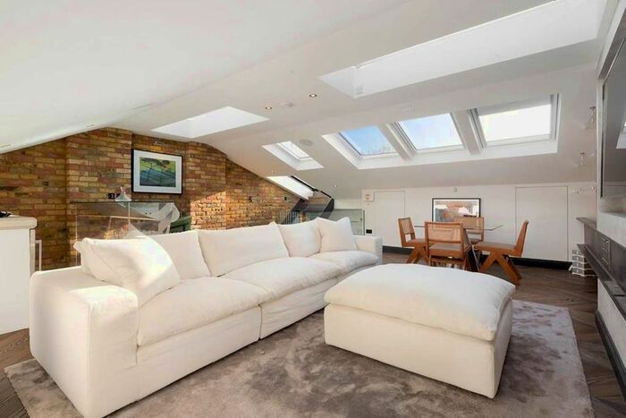 2 Bedroom Flat To Rent In Earls Court Square, Earls Court, London, SW5