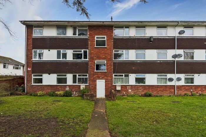2 Bedroom Flat To Rent In Bishops Walk, Aylesbury, HP21
