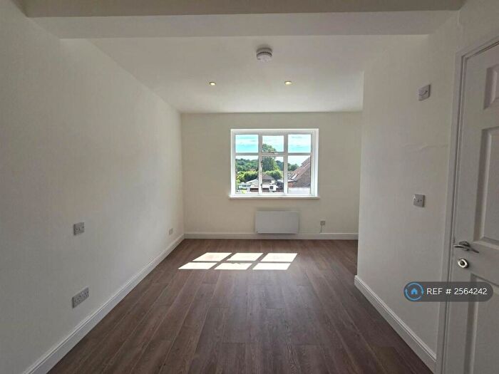 2 Bedroom Flat To Rent In Brook House, Reigate, RH2