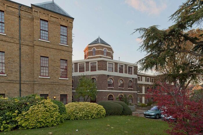 3 Bedroom Flat To Rent In West Park Road, Ealing, Southall, UB2