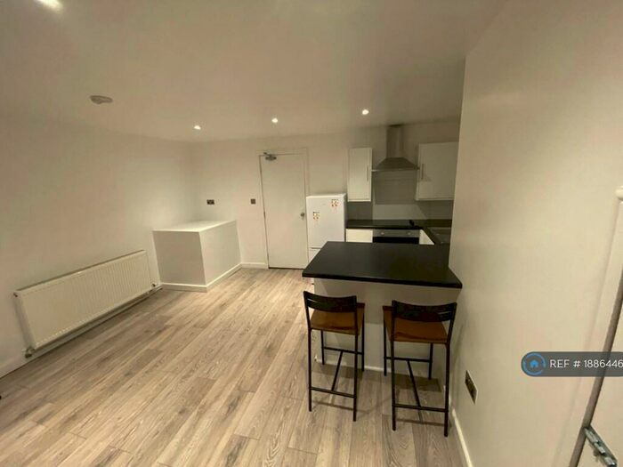 1 Bedroom Flat To Rent In Blackmoorfoot Road, Huddersfield, HD4