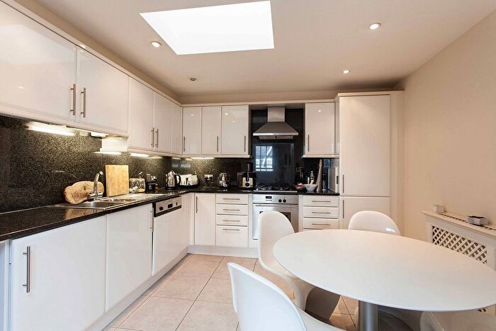 2 Bedroom Flat To Rent In Great Cumberland Place, Marylebone, London, W1H