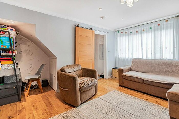 3 Bedroom End Of Terrace House For Sale In Ingram Road, Dartford, DA1