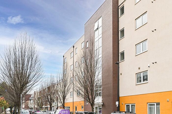 1 Bedroom Flat To Rent In Chaplin Court, Bow, London, E3