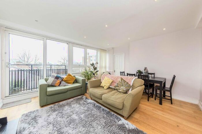 3 Bedroom Flat To Rent In Montrell Road, London, SW2