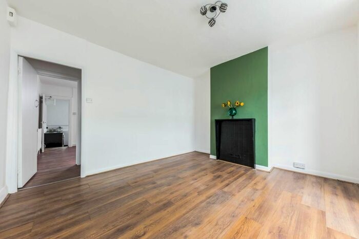 2 Bedroom Maisonette To Rent In Tempest Avenue, Potters Bar, EN6