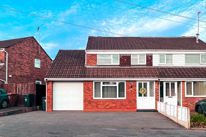 3 Bedroom Semi Detached House For Sale In Chiltern Road, Swadlincote, DE11