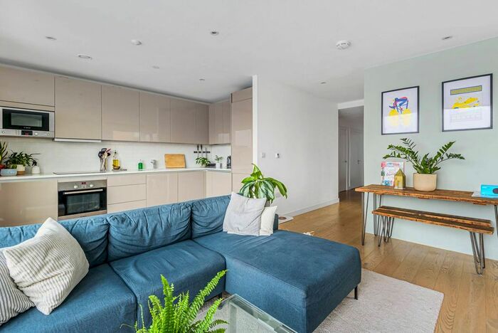 2 Bedroom Flat To Rent In Trafalgar Place, Elephant And Castle, London, SE17