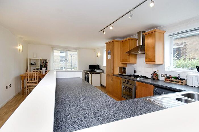 2 Bedroom Flat To Rent In Armoury House, Gunmakers Lane, Bow, London, E3
