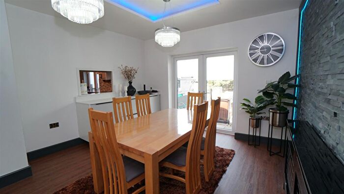 5 Bedroom Semi-Detached House For Sale In Fourth Avenue, Killinghall, Bradford, BD3
