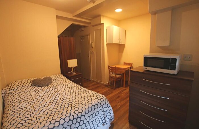 Studio To Rent In Chatsworth Road, London, NW2