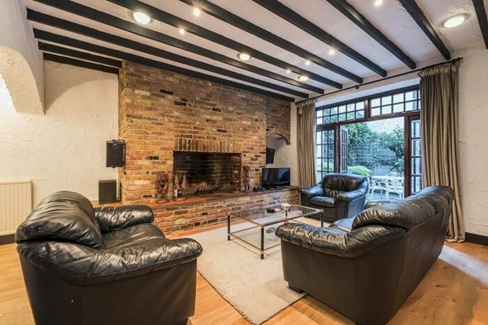 3 Bedroom Flat To Rent In Queen's Gate Gardens, London, SW7