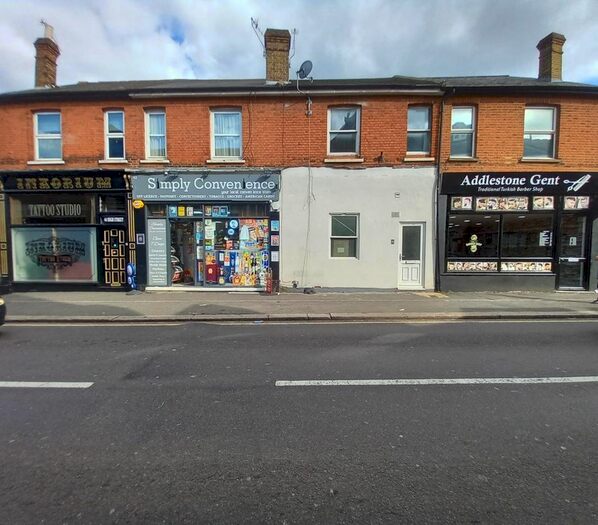 3 Bedroom Flat To Rent In High Street, Addlestone, KT15